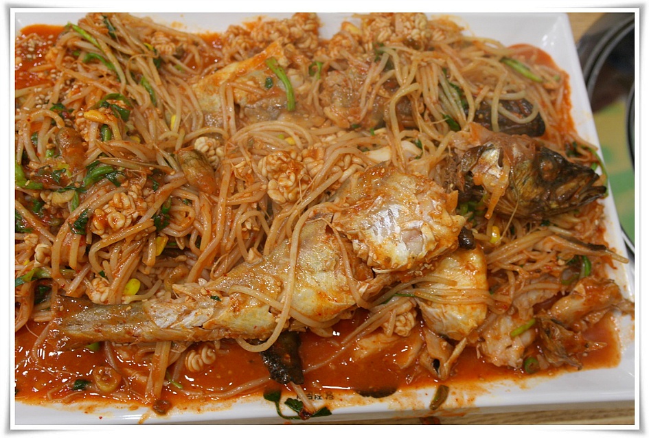 콩나물과 여러 해산물 사이에 들어 있는 동태찜의 동태의 모습
