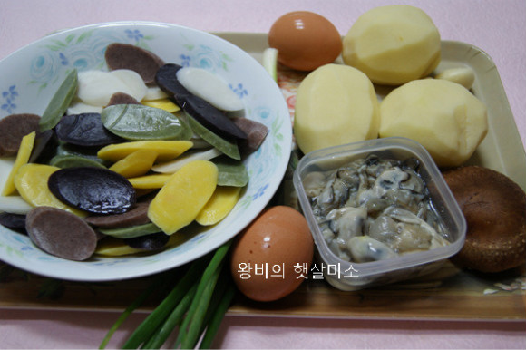 감자 옹심이 굴 넣은 오색 떡국
