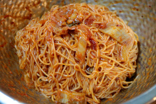 긴 겨울밤 최고의 야식은 - 김치비빔국수