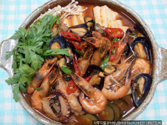 단맛이 날 정도로 싱싱한 새우홍합두부탕
