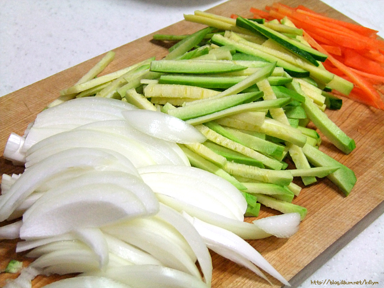 바지락 칼국수가 부끄러워지는 새조개 칼국수