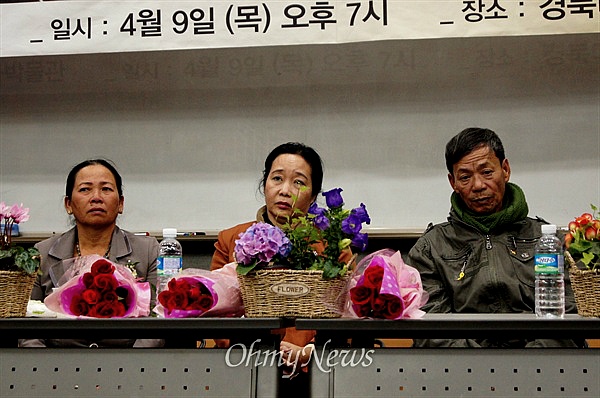 베트남 학살 피해자 앞에 무릎꿇은 명진 스님