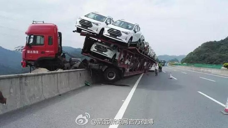 중국 SUV 수송 트레일러의 다리 난간 돌진 사고 | 인스티즈