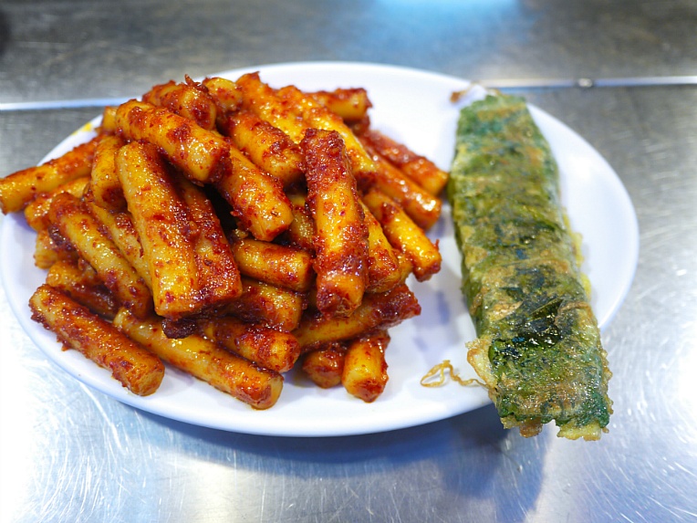 외방커뮤니티 > 사진방 > 통인시장기름떡볶이+대오서점
