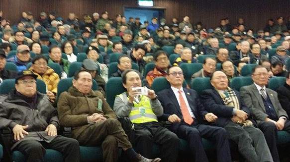 2018년 12. 27일 국회 도서관에600명이 모여서 브라운각서공개하고 전투수당 통과하라.
