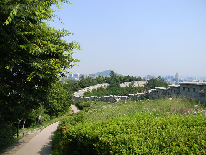 부드러운 곡선을 지닌 인왕산 한양도성 무악동입구~사직동 구간