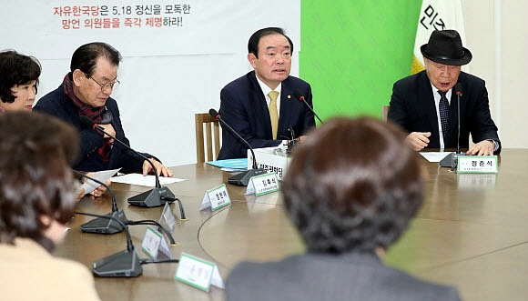 “지만원 주장 ‘5·18북한군 묘’…DNA 검사 결과 5살 아이” / 프레시안﻿