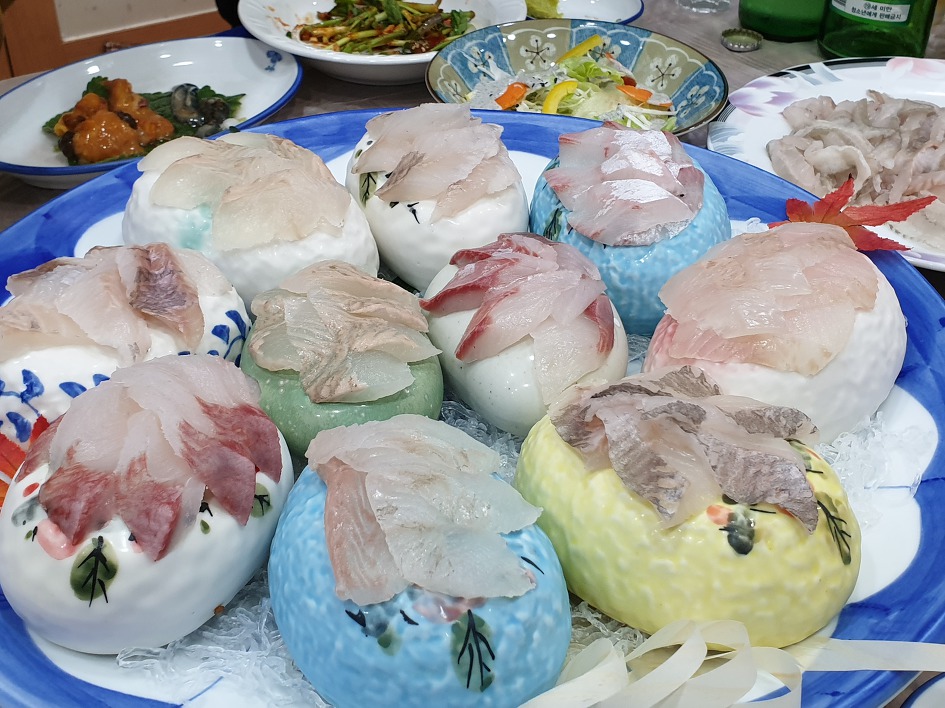 광안리해수욕장을 바라보며 사랑해횟집에서 맛있는 회를....