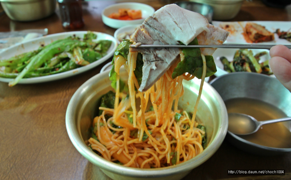 3000원 물국수에 돼지머리고기 한 접시가 덤 